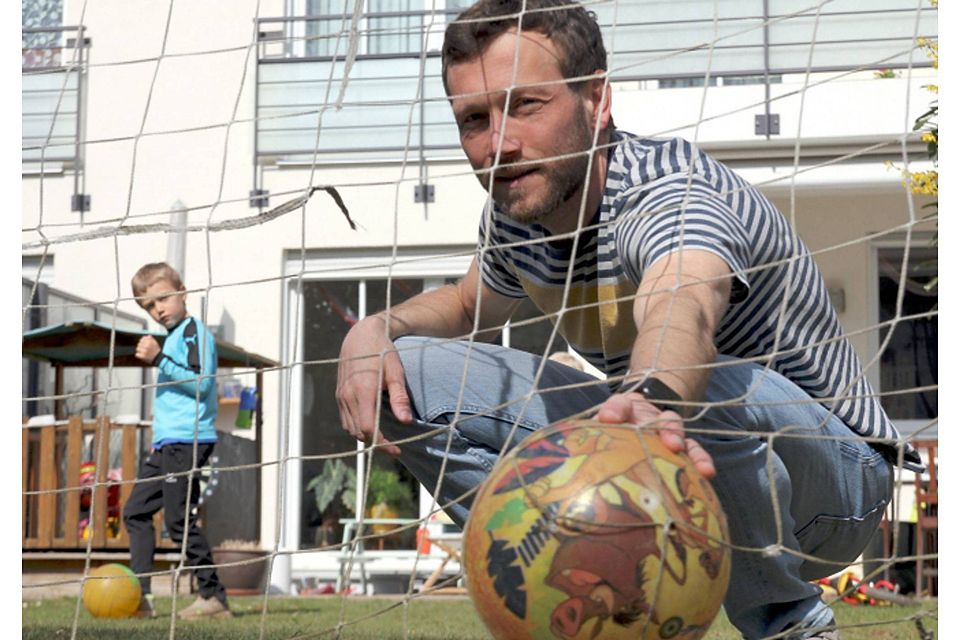Garten statt Stadion: Patrik Stäbler kickt mit seinem Sohn; über Fußballspiele kann er Corona-bedingt im Moment nicht berichten. Stäbler