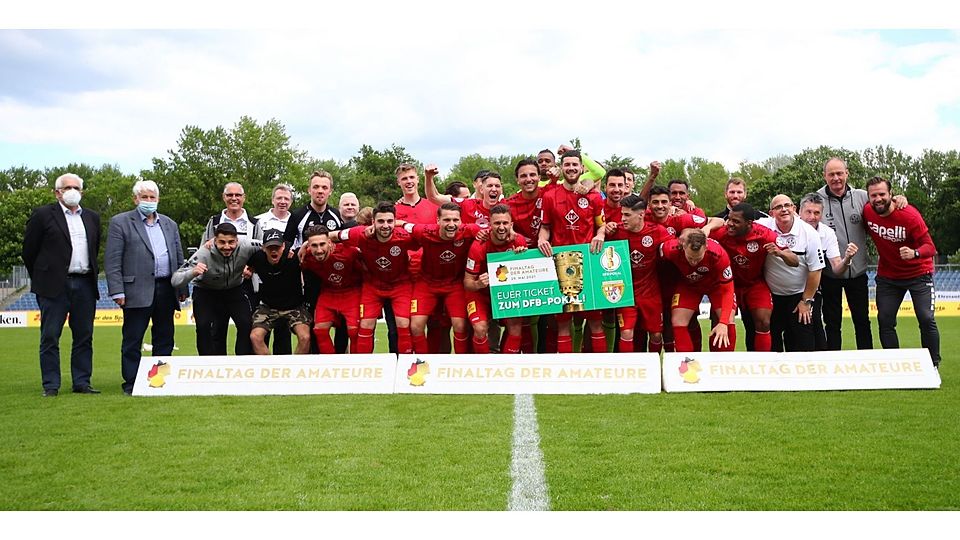 Der Sieger des Entscheidungsspiels um den Einzug in den DFB-Pokal, TuS Rot-Weiß Koblenz, hier mit FVR Präsident Walter Desch (2. von links) und dem FVR-Spielausschussvorsitzenden Bernd Schneider (links).