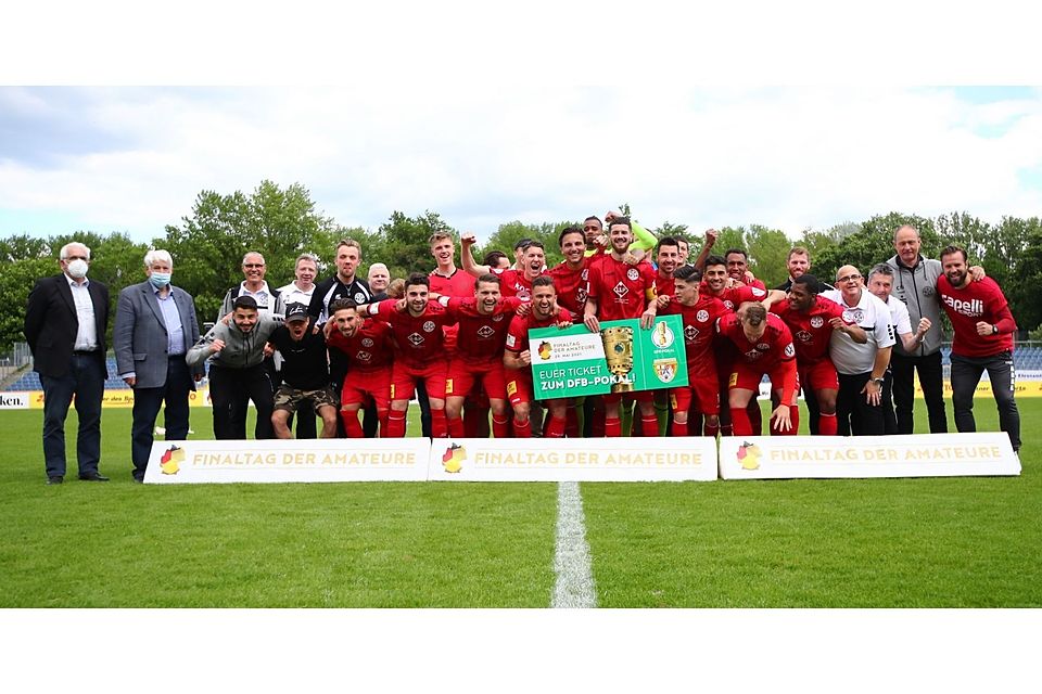 Der Sieger des Entscheidungsspiels um den Einzug in den DFB-Pokal, TuS Rot-Weiß Koblenz, hier mit FVR Präsident Walter Desch (2. von links) und dem FVR-Spielausschussvorsitzenden Bernd Schneider (links).