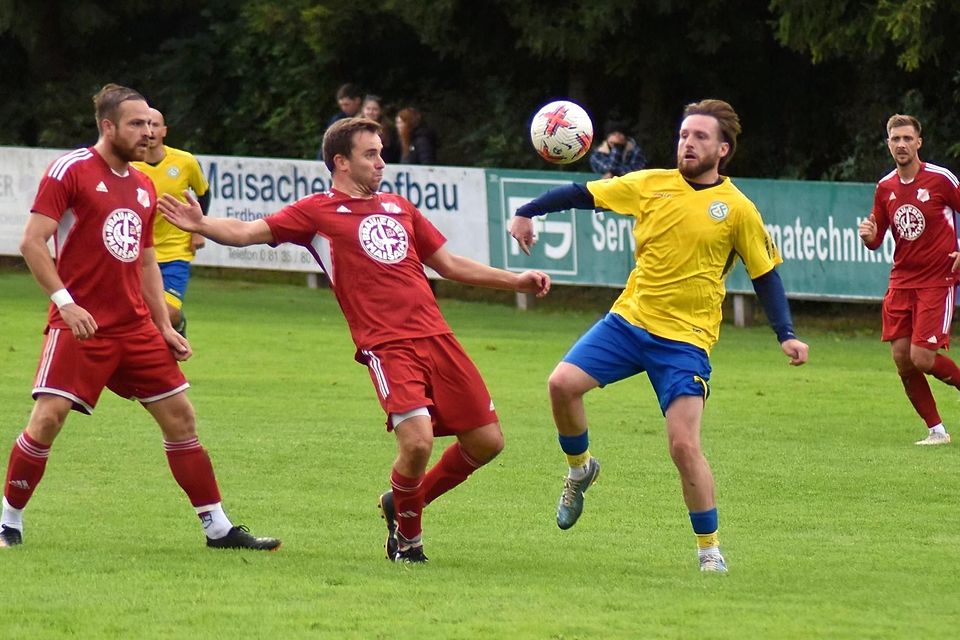 Ein heißes Aufstiegsduell liefern sich der SCF mit Spielertrainer Patrick Lapper und Überacker mit Spielertrainer Sebastian heiß (l.).