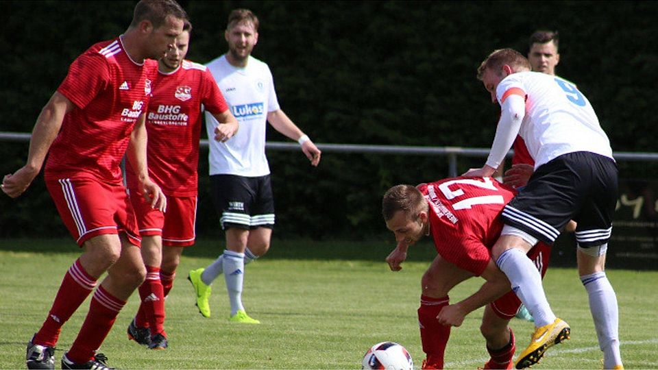 Nicht unterkriegen lassen: SGHler Philip Leonhard (Nummer 12) bleibt vor den Augen von Mitspieler Andreas Strunk (links) und gegen Rodenbachs Kapitän Marco Heieck am Ball. 	Foto: Martin Imruck