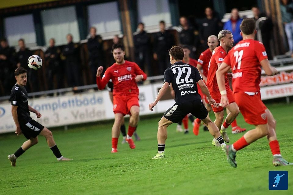 Burghausen verzweifelte an der eigenen Chancenverwertung, während Buchbach mit dem 0:0 am Ende gut leben kann. Burghausen verzweifelte an der eigenen Chancenverwertung, während Buchbach mit dem 0:0 am Ende gut leben kann.