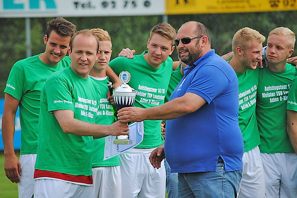 Der TSV Landsberg am Ziel: Kapitän Jürgen Wiedemann (links) nahm am Sonntag den Pokal für den Meistertitel in der A-Klasse 7 entgegen.  Foto: Michael Schön