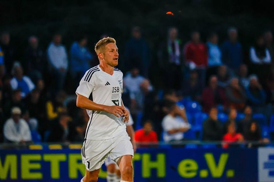 Christian Remmers und der TSV Höchst spielen auch nächste Saison in der Gruppenliga. Foto: Guido Schiek