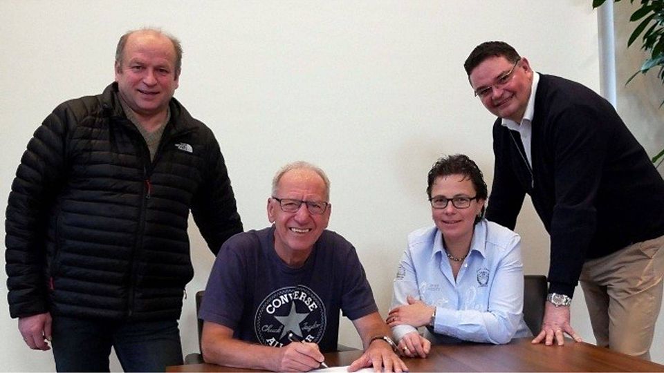 Bei der Vertragsunterzeichnung:  Heinz Speet, Roger Müller, Maria Reisinger und Dieter Barlage (v.l.). Foto: Uli Mentrup