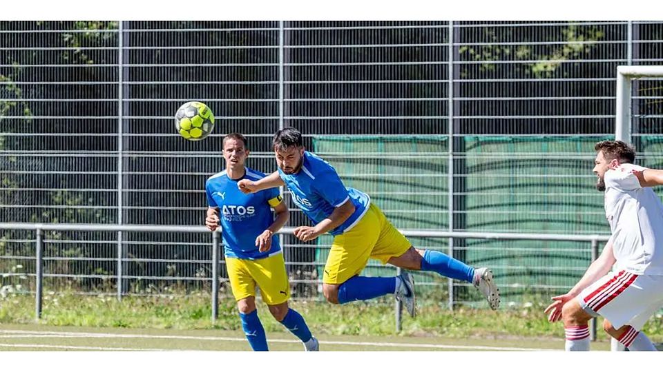 Trifft gleich doppelt für den Fußball-Kreisoberligisten FSV Braunfels: Furkan Caglar (M.). © Jenniver Röczey