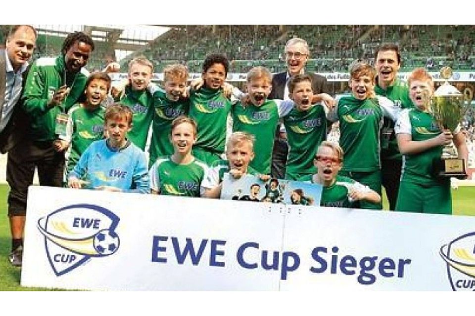 Da ist das Ding: Die E-Jugend-Fußballer des VfL Oldenburg präsentieren den EWE-Cup. EWE