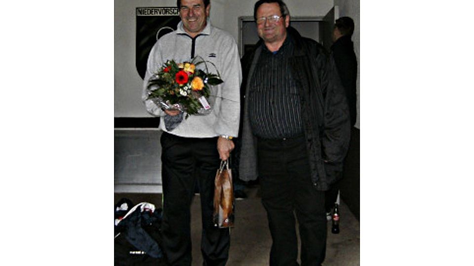 Am Dienstag, 28.05.2013 wurde Interimstrainer Georg Patzer vom 1. Vorsitzenden des SC Niedervorschütz, Hans Käser, verabschiedet.