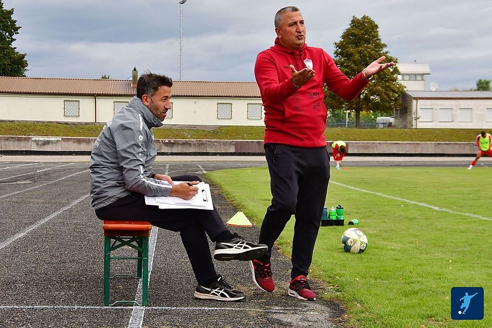 Servet Bozdag steht am Samstagnachmittag nach 36 Jahren bei Türkspor Augsburg zum letzten Mal an der Seitenlinie. Nach vielen Höhen und Tiefen wird der 54-jährige Trainer den Verein am Saisonende verlassen. Sein größter Erfolg mit seinem Herzensverein war der Aufstieg in die Bayernliga in der Saison 2019/21. Servet Bozdag steht am Samstagnachmittag nach 36 Jahren bei Türkspor Augsburg zum letzten Mal an der Seitenlinie. Nach vielen Höhen und Tiefen wird der 54-jährige Trainer den Verein am Saisonende verlassen. Sein größter Erfolg mit seinem Herzensverein war der Aufstieg in die Bayernliga in der Saison 2019/21.