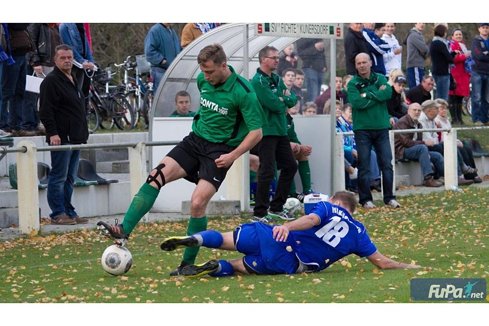 Benjamin Golz (am Ball) im Ligaduell gegen den VfB Krieschow II. F.: Knüpfer