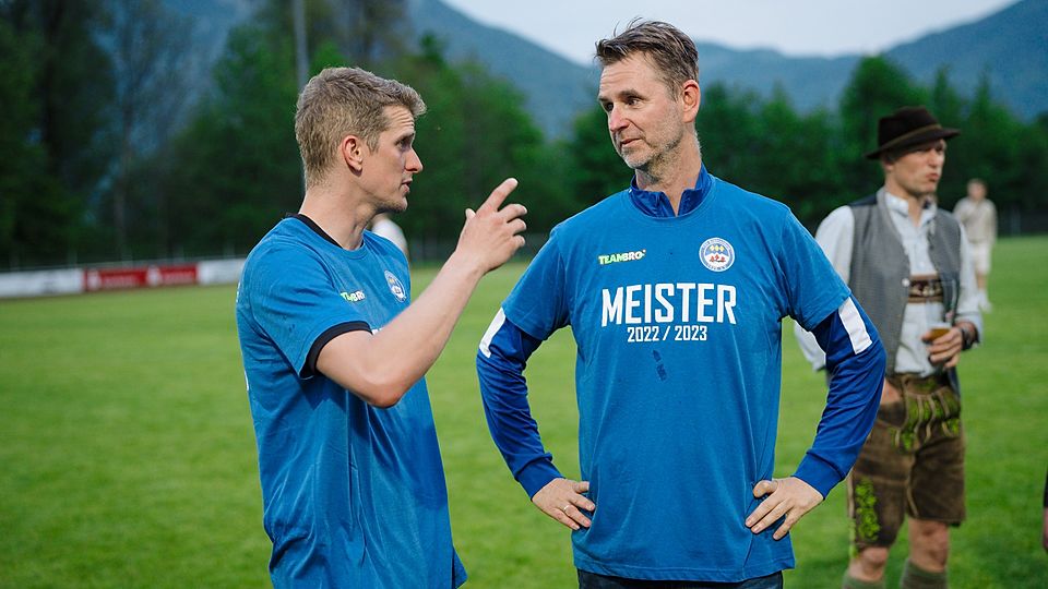 Trainer Hans Nietzold (r.) im Gespräch mit Lars Bender nach dem geglückten Aufstieg in die Kreisliga.
