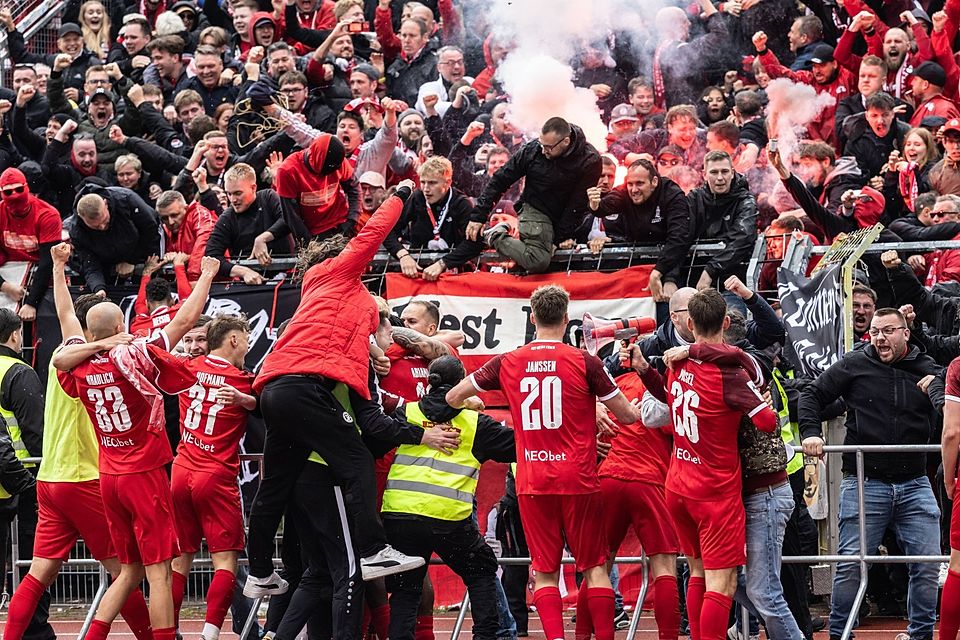 Ekstase in der Nachspielzeit: RWE feiert den 3:2-Siegtreffer. Ekstase in der Nachspielzeit: RWE feiert den 3:2-Siegtreffer.