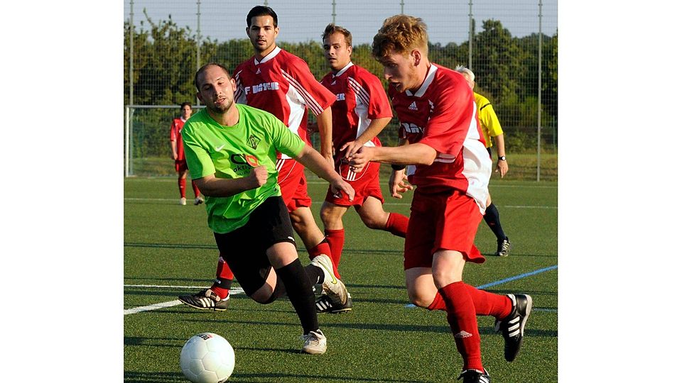 Nicht nur einmal waren die Hüffelsheimer (rote Trikots) zum Kerbespiel in Planig in der Überzahl.   (Foto: Heidi Sturm)