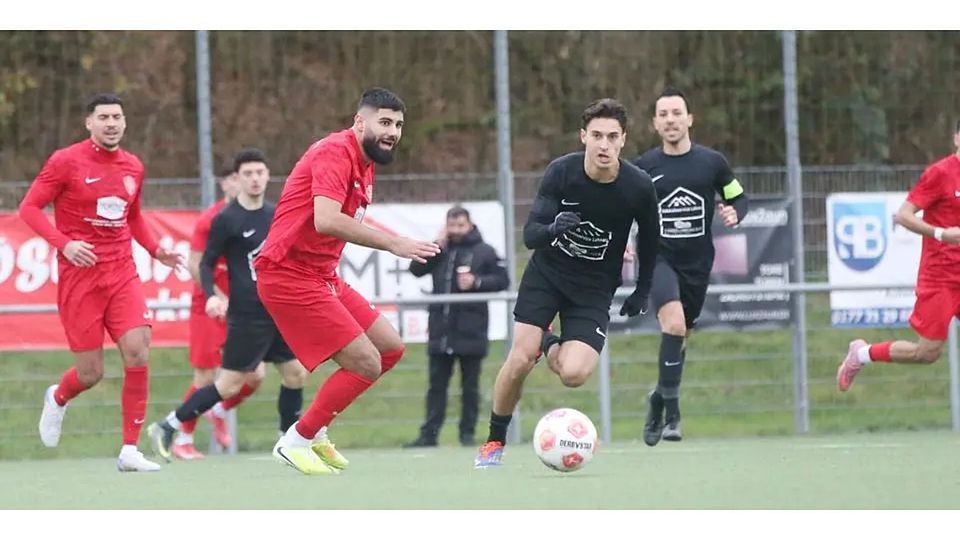 Anspielstation gesucht und wohl auch gefunden: Gani Sevim (l.) von Türk Ata Spor Wetzlar scheint trotz des mageren 1:1 gegen Erion Tigani und die SG Naunheim/Niedergirmes sein Ziel erreicht zu haben. © Steffen Baer 