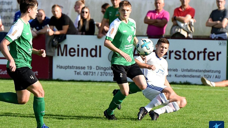 Das Duell zwischen der SpVgg GW Deggendorf (grüne Trikots) und dem FC Dingolfing findet erst am 11. Mai statt