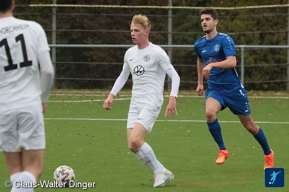 Der 18-jährige Finn Cleres (weiß) darf eigentlich noch in der A-Jugend des SVH spielen, doch seit Rundenbeginn gehört er fest zur Startelf der ersten Mannschaft.