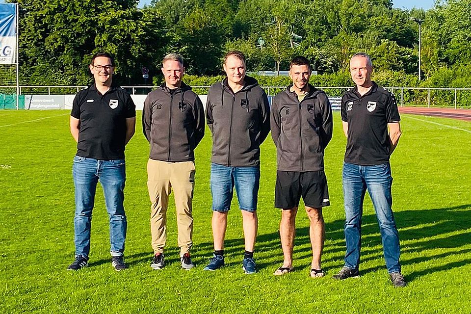 Die Abteilungsleiter Florian Hofer (links) und Alexander Stauffer (rechts) freuen sich aufs neue Trainerteam der zweiten Mannschaft (von links): Lukas Weiß, Chefcoach Daniel Friedl und Patrick Schleicher. Die Abteilungsleiter Florian Hofer (links) und Alexander Stauffer (rechts) freuen sich aufs neue Trainerteam der zweiten Mannschaft (von links): Lukas Weiß, Chefcoach Daniel Friedl und Patrick Schleicher.