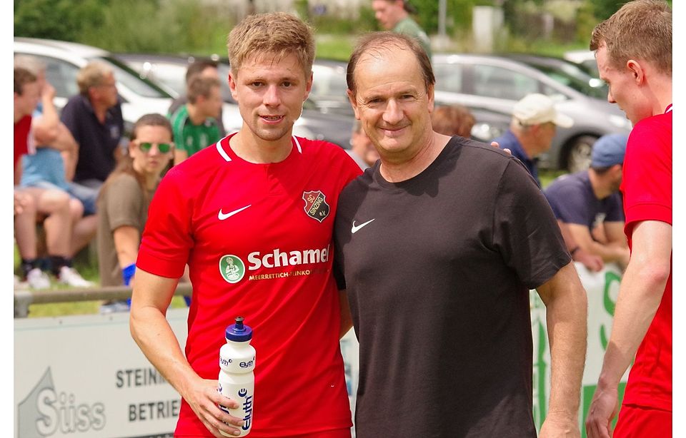 Basti Schöppl mit seinem Trainerpartner Claus Alkofer, der zu U19-Bundesligazeiten sein Co-Trainer beim SSV Jahn war.