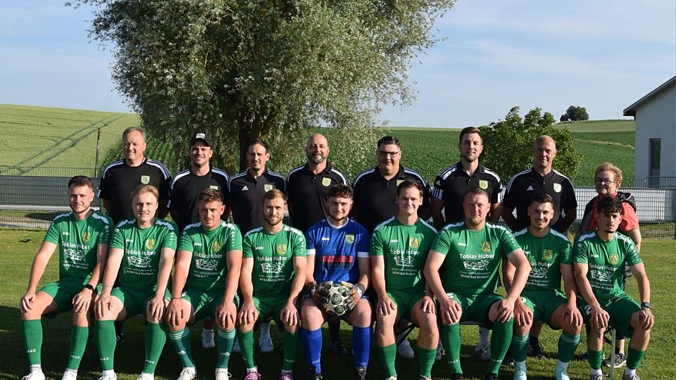Die Funktionäre des TSV Karpfham mit ihren Neuzugängen 
