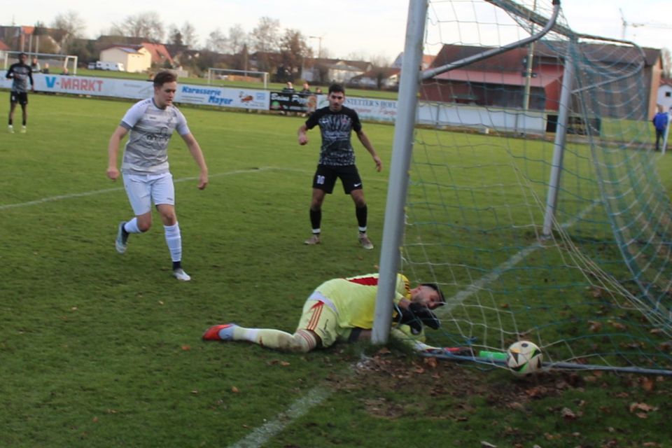 Hiltenfingens Valentin Schmid trifft zum zwischenzeitlichen 3:2-Führungstreffer gegen Türkgücü Königsbrunn. Hiltenfingens Valentin Schmid trifft zum zwischenzeitlichen 3:2-Führungstreffer gegen Türkgücü Königsbrunn.
