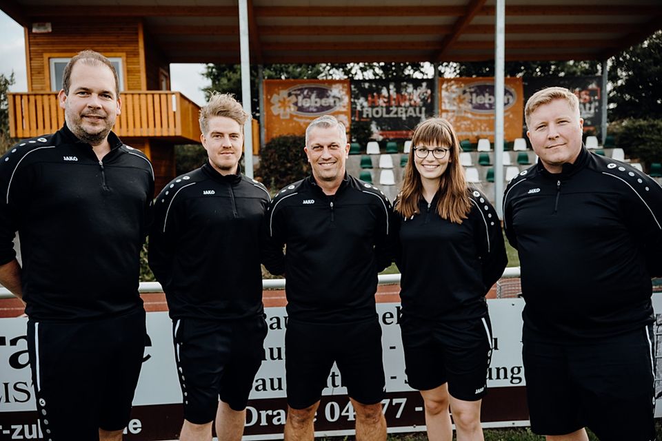 Bis auf Torwarttrainer Karsten Ahrens (rechts) bleibt das gesamte Trainerteam Eintracht Elbmarschs 1. Herren erhalten.