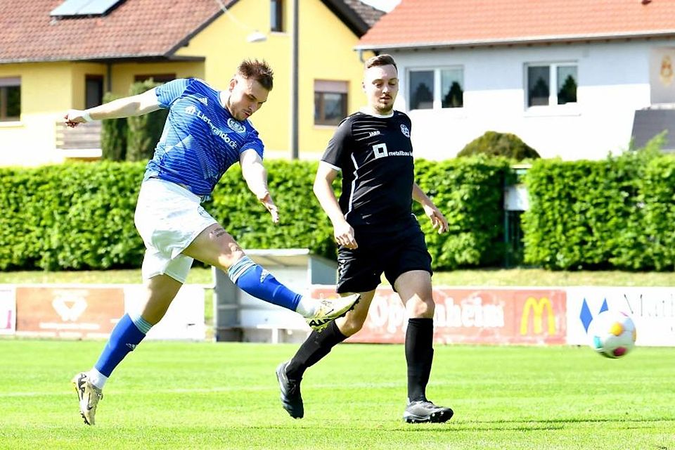 Der Guntersblumer Angreifer Luke Vollrath (links) kippte beim vorletzten Spiel seines Teams mitten auf dem Feld um. Archivfoto: Kristina Schäfer/hbz Der Guntersblumer Angreifer Luke Vollrath (links) kippte beim vorletzten Spiel seines Teams mitten auf dem Feld um. Archivfoto: Kristina Schäfer/hbz