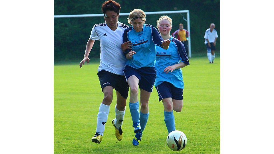 Der Einsatz und die Ergebnisse stimmen.Hettenhainer Frauen (blaue Trikot) legen einen guten Saisonstart hin. F: Hannelore Wagner