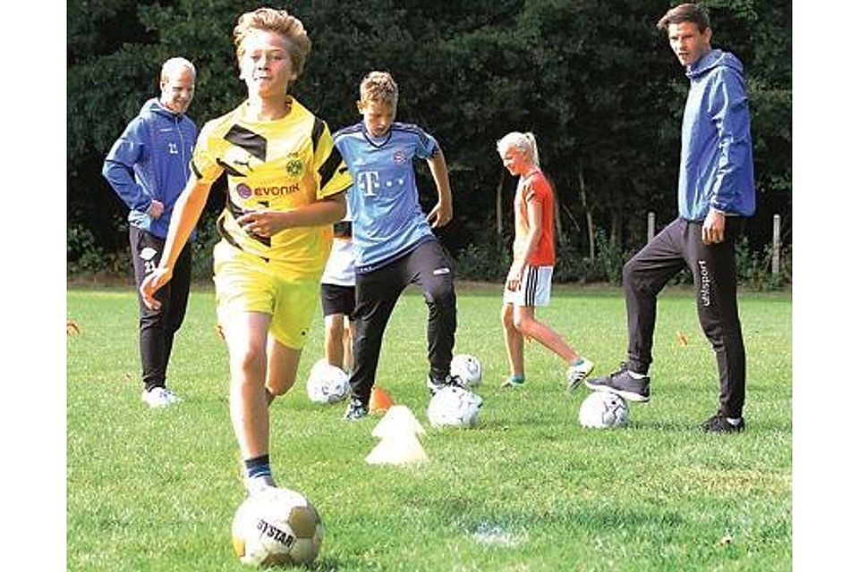 Thorsten Tönnies (links) und Jannik Wetzel (rechts) vom VfB Oldenburg  trainierten mit den Schülern. Jannis Drewes (vorne) und Amelie Theilen legten sich voll ins Zeug. Olaf Ulbrich