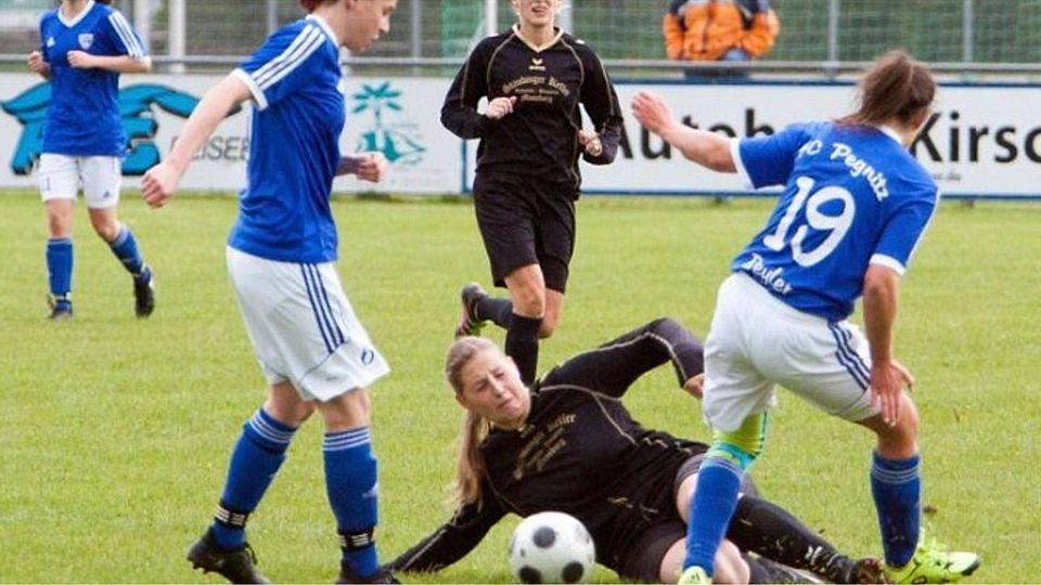 Die Frauen des FC Moosburg (dunkle Trikots) müssen weiter um den Klassenerhalt bangen.Foto: Willner.