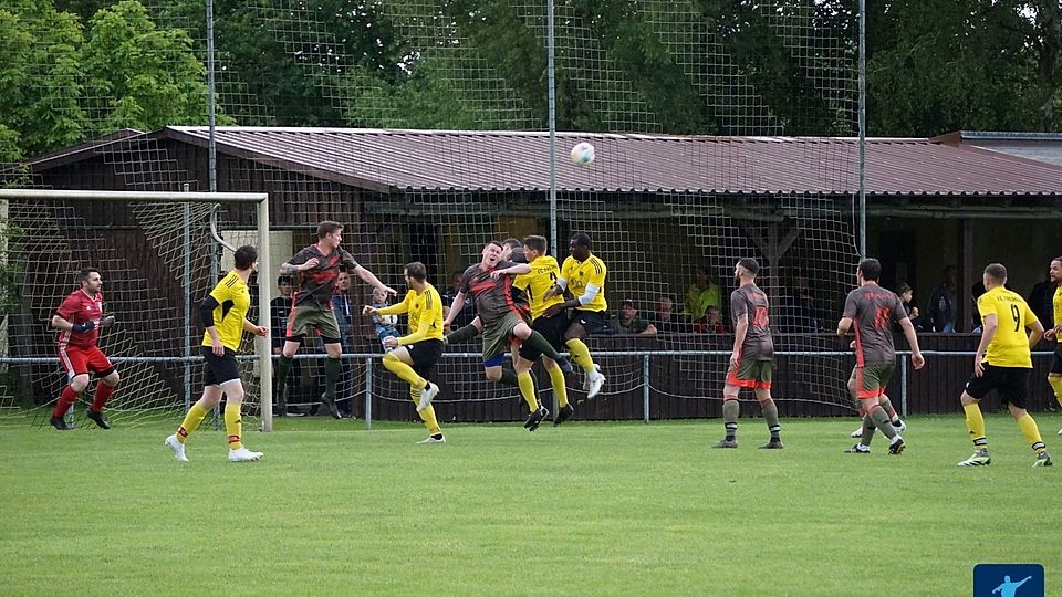 Mit einem Sieg bei Schlußlicht FC Freihung (in Gelb-Schwarz) könnte der VfB Mantel (dunkles Trikot) dem ruhigen Fahrwasser des Klassements näher kommen.