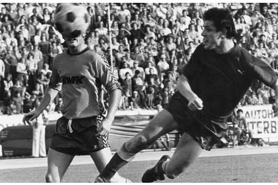 10 000 Zuschauer im Sportpark Nord waren in der 2. Liga fast die Regel. Norbert Lenzen bei einem sehenswerten Kopfball gegen den Wuppertaler SV. Foto: GA-ARCHIV/MÜLLER