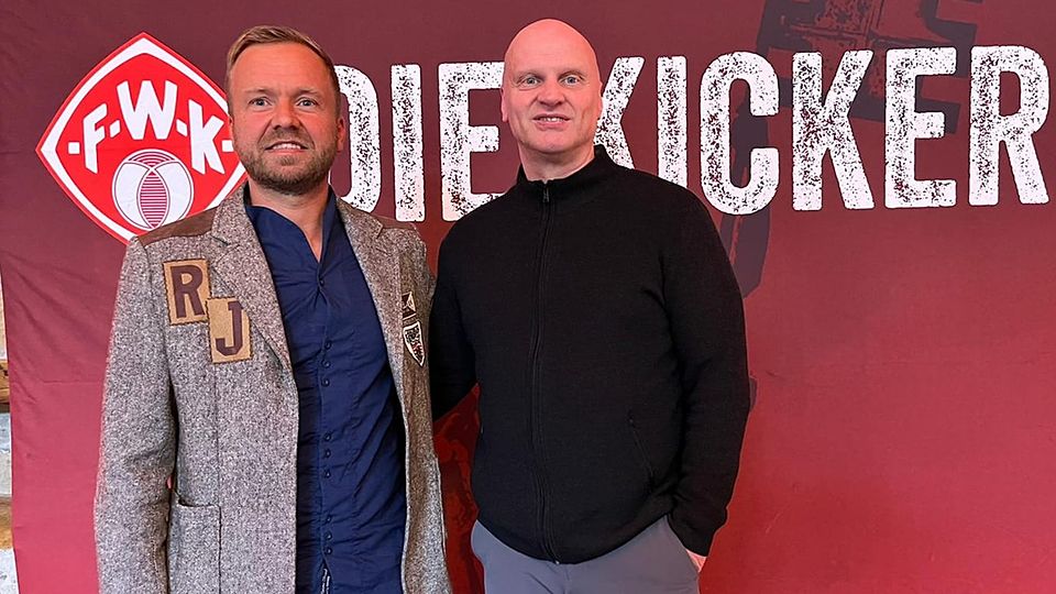 Im April 2022 bei der Vorstellung bei den Würzburger Kickers: Bernd Heinisch (links) und Jürgen Kost. – Foto: Heinisch/privat