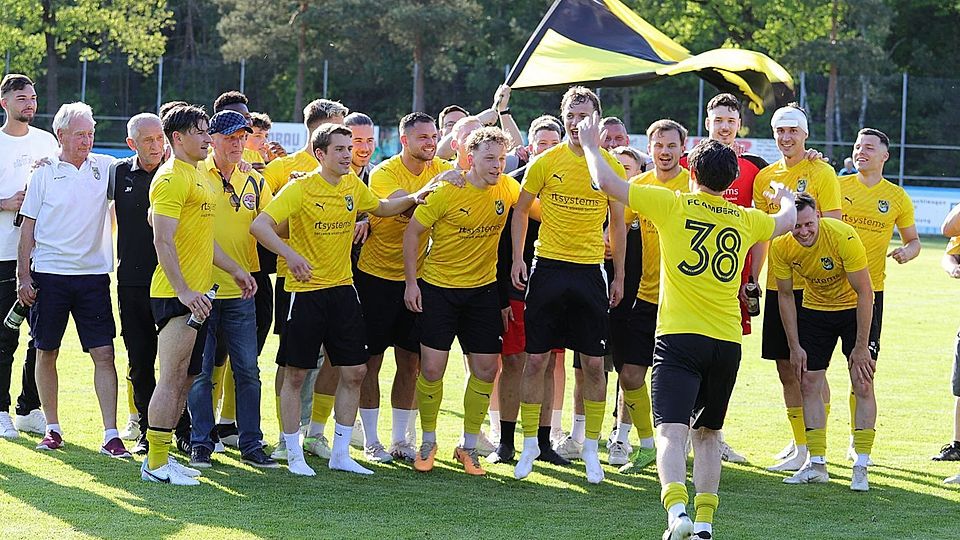 Die Amberger feierten am Samstag den direkten Wiederaufstieg in die Landesliga.