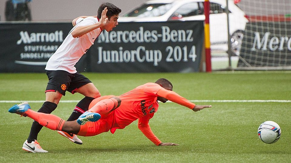 Internationales Flair verströmt der Junior-Cup jedes Jahr aufs Neue, hier eine Zweikampfszene von 2014 zwischen Manchester United (links) und dem Fluminense FC aus Brasilien Foto (Archiv): Schmidt