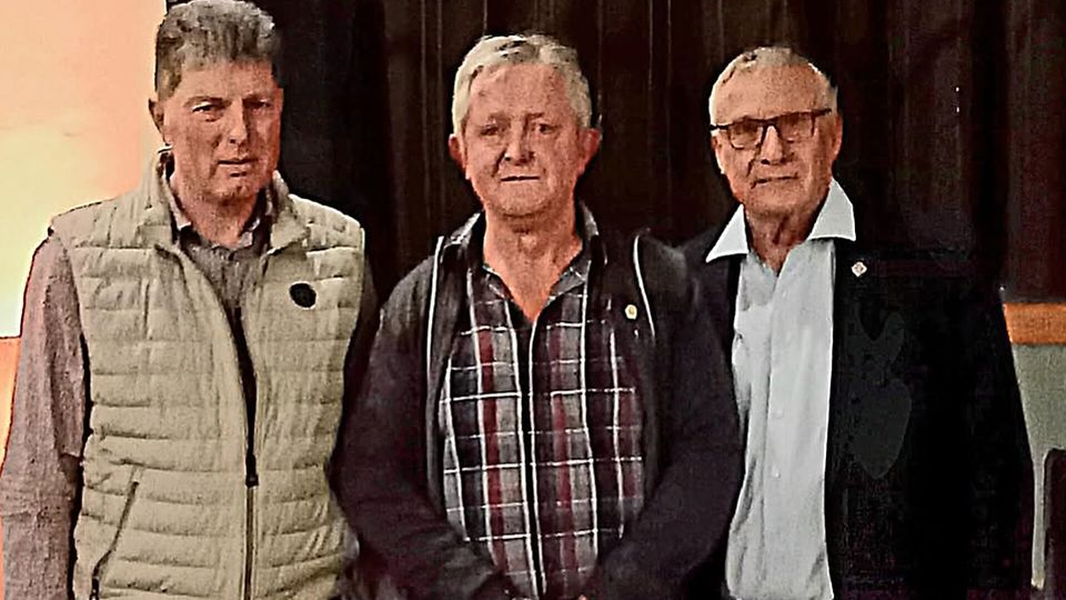 Heinrich Lamp (links), Vorsitzender SC Apeldorn und Heinz-Gerd Evers (rechts), Vorsitzender NFV Kreisfußballverband Emsland gratulieren Franz-Josef Möller– Foto: NFV