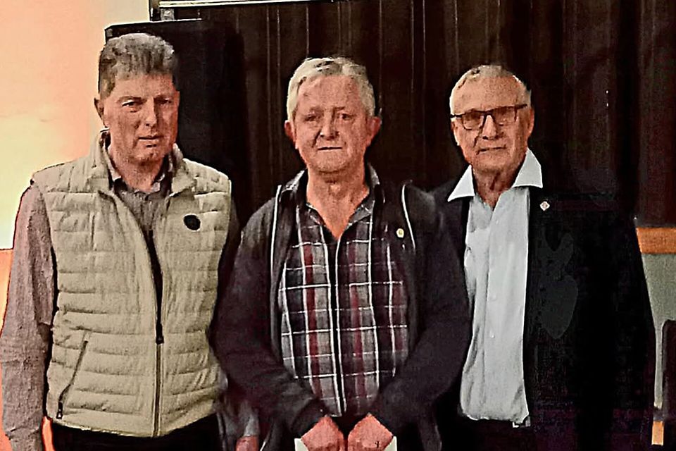 Heinrich Lamp (links), Vorsitzender SC Apeldorn und Heinz-Gerd Evers (rechts), Vorsitzender NFV Kreisfußballverband Emsland gratulieren Franz-Josef Möller– Foto: NFV