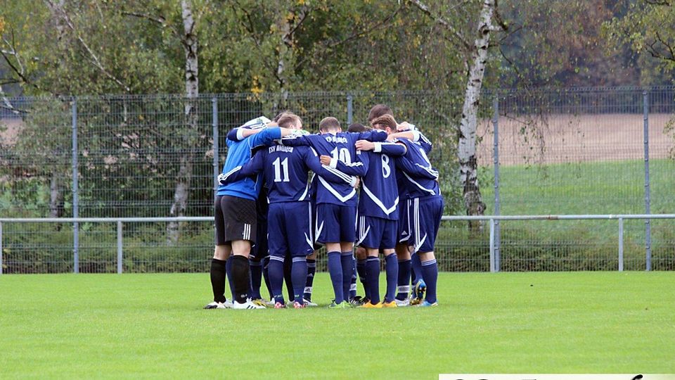Die Spieler des TSV Höfingen II lassen sich auch von einem Rückstand nicht beirren. Foto: Claude Rapp