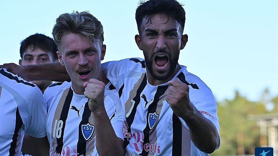 Grund zum Jubeln hatte der FSV Erlangen-Bruck, um Samuel Arles (li.) und Umut Dogan (re.) bisher viel. Mit 29 Punkten steht der FSV aktuell auf Rang vier, punktgleich mit Jahn Forchheim auf Platz 3.