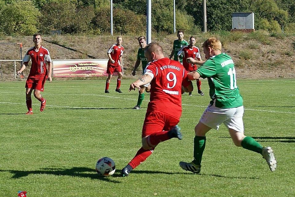 Die SG Abus Dessau (in rot) und der SV Mildensee (in grün) bilden künftig eine Spielgemeinschaft.