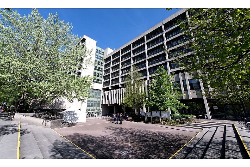 Wegen sexueller Belästigung in einem Geretsrieder Asylbewerberheim war ein Security-Mitarbeiter verurteilt worden. Der Mann ging in Berufung. Verhandelt wurde in zweiter Instanz nun am Landgericht München II.