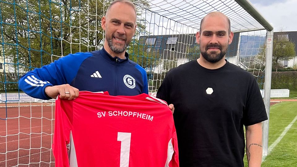 Reiner Ratz (links) heißt Norman Berger im Oberfeldstadion willkommen. | Foto: Nicolai Kapitz