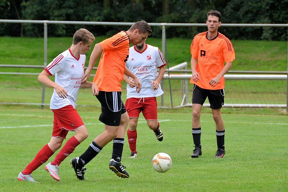 Den einzigen Saisonsieg feierte Voran Brögbern (in orange) am ersten Spieltag gegen Alemannia Salzbergen (in weiß). F: Alfred Oldeweme