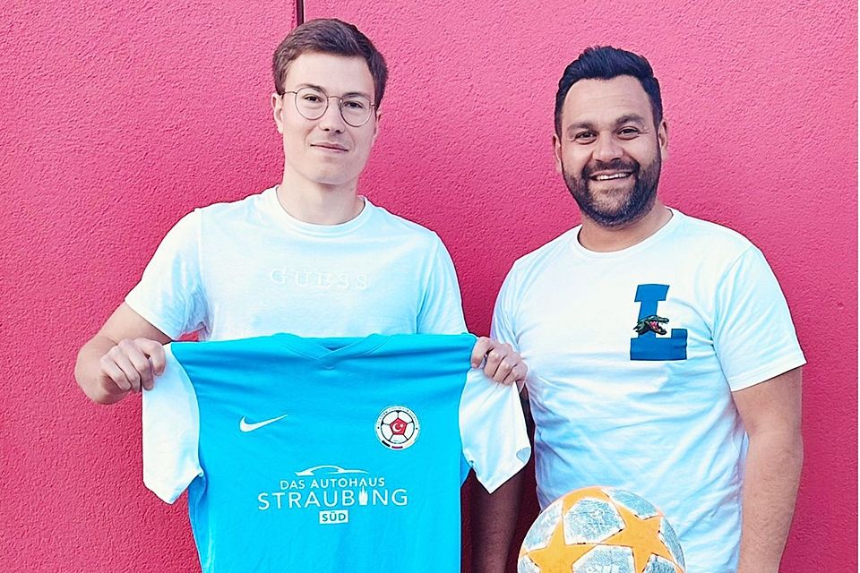 Neuzugang Simon Dorfner (li.) mit Manager Onur Örs