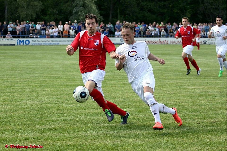 Im Gleichschritt an der Tabellenspitze: VfB IMO (in rot) und Stadtrivale Merseburg 99   F: Schulze