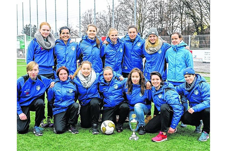Die Damen vom SSV Berzdorf freuten sich über den Turniersieg beim ersten Wintercup des SV Grün-Weiß Welldorf-Güsten für Frauenteams. Foto: Kròl