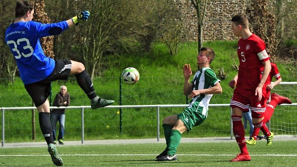 Torchance verpasst: Ingelheims Moritz Kaiser (rechts) bringt den Ball nicht im Ludwigshafener Tor unter. LSC-Keeper Alessio Giorgio Cassola macht sich ganz groß.	Foto: Thomas Schmidt