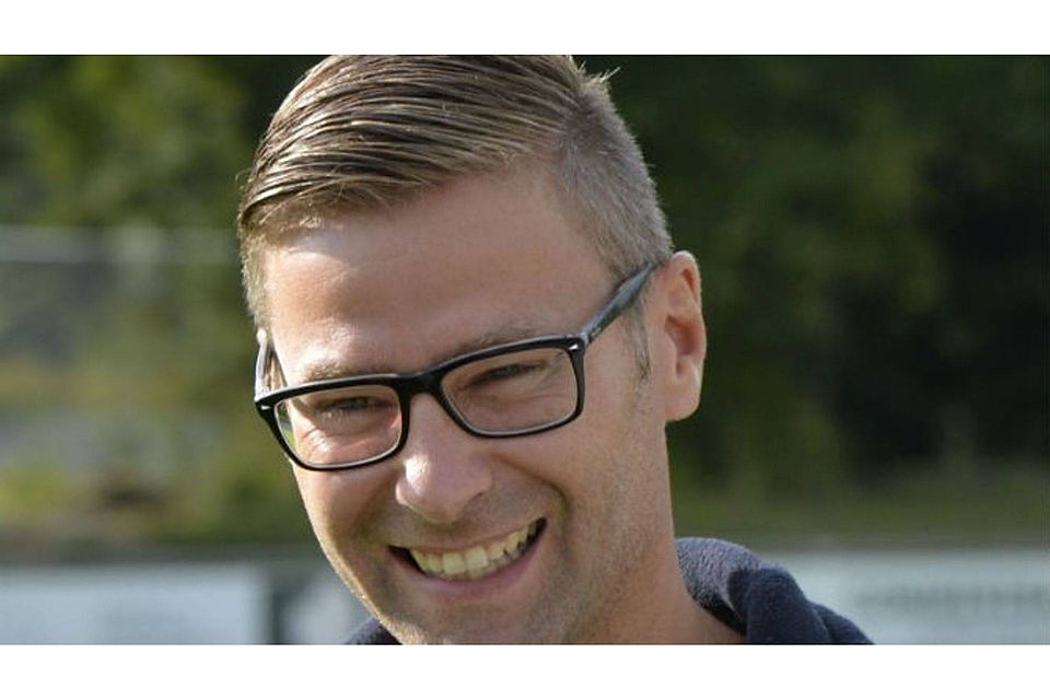 Darf endlich wieder strahlen: Dirk Buchner, der sportliche Leiter des FC Günzburg hat nach zuletzt drei torlosen Partien endlich wieder einen Sieg seiner Mannschaft bejubeln dürfen. F.: Mayer