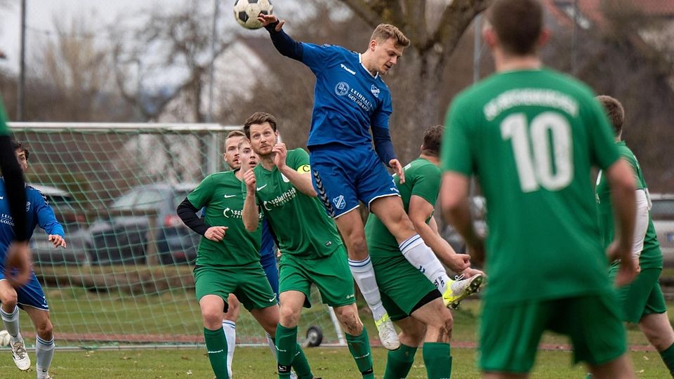 Kein Handball, sondern Fußball spielten die SG Reichenkirchen (grün) und die Langengeislinger Reserve. Florian Scharf (2.v.l.) schaute FCL-Akteur Paul Maiberger genau auf die Finger.