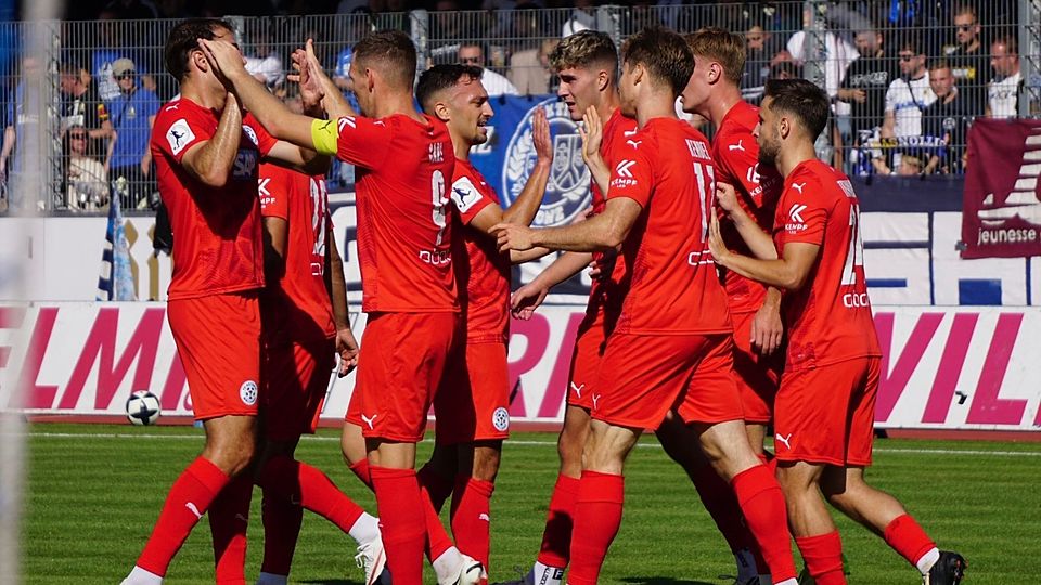 Die Walldorfer bejubeln einen ihrer vier Torerfolge in Trier.