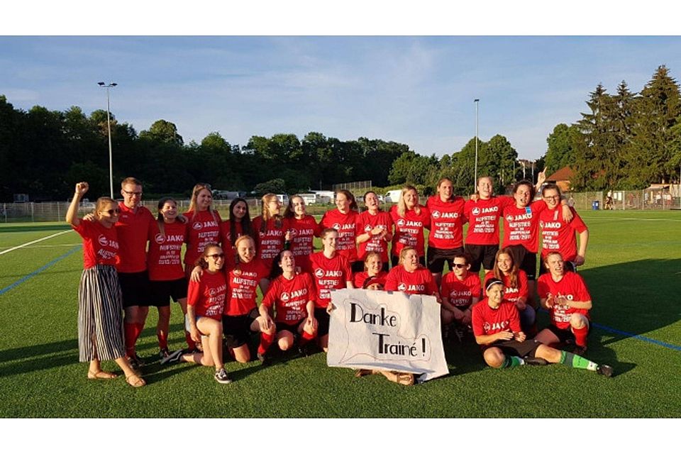 Mit den Aufstiegs-T-Shirts feiern die Kleinlindener Fußball-Frauen den Einzug in die Gruppenliga, verbunden mit einem Banner für Trainer Rene Heeb, der das Team bis kurz vor Saisonende betreut hatte.    	Foto: Kerzmann
